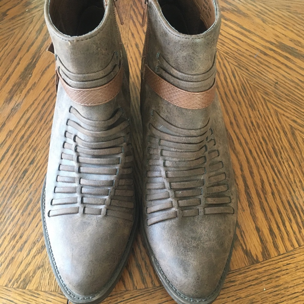 Volatile brown ankle boots booties cowboy size 8.5 cowgirl rodeo